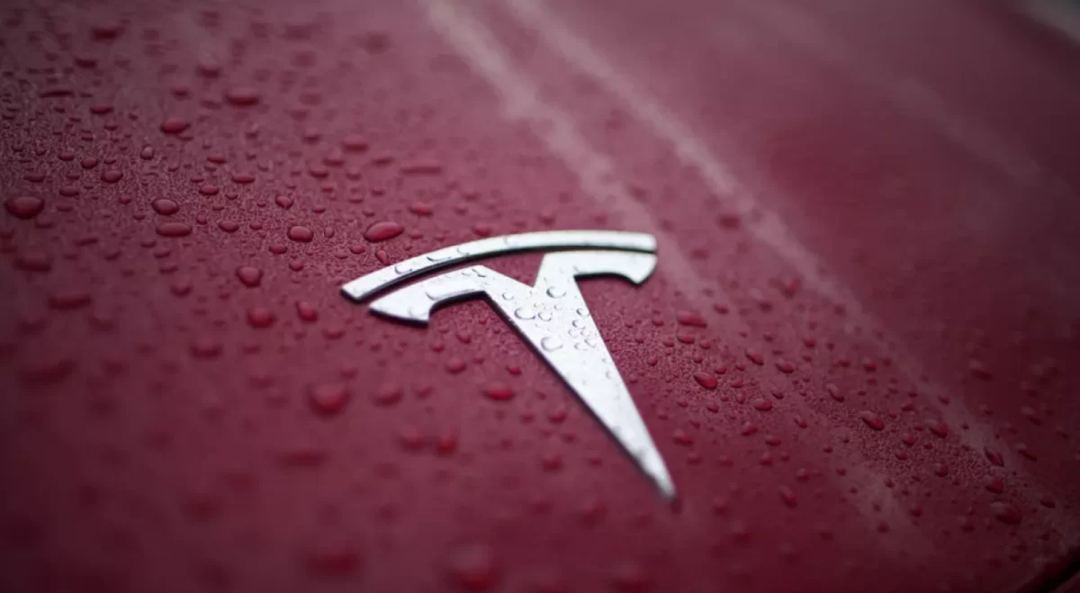 Tesla впервые за свою историю зафиксировала падение продаж