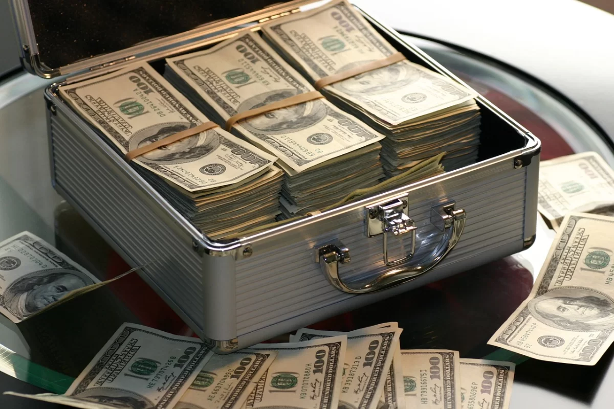 Курс валют в Казахстане на 4 мая: доллар закрепил позиции
