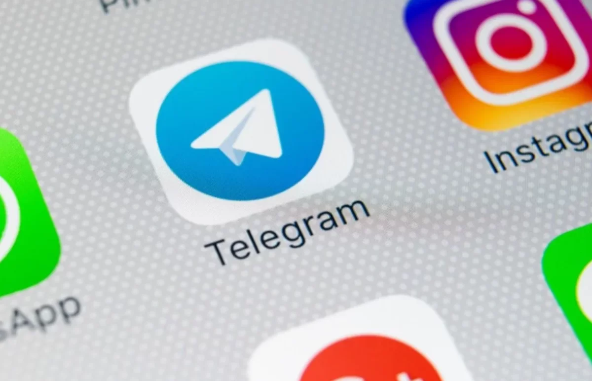 Telegram-бот выдаёт личные казахстанцев, включая госслужащих