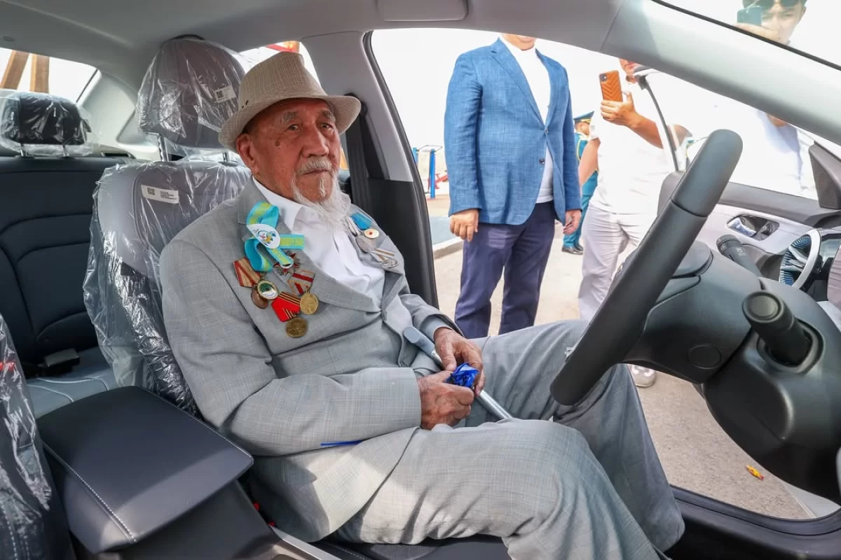 Автомобили и медали получили 100-летние ветераны в Шымкенте