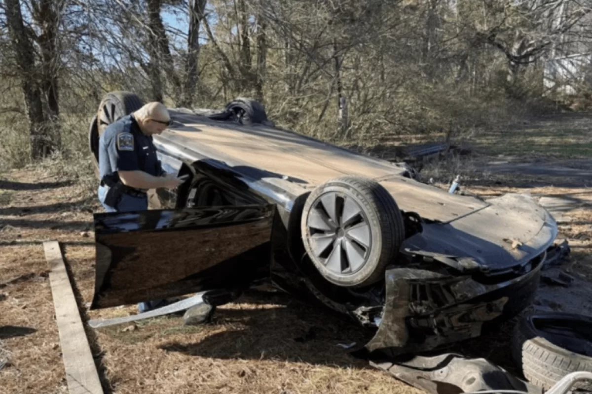 Tesla с «полным автопилотом» врезалась в дерево и перевернулась