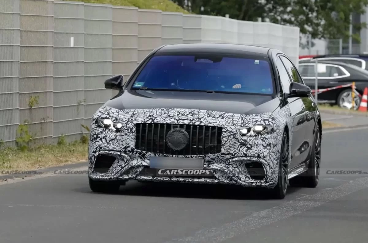 Новый Mercedes-AMG S63 впервые засняли вживую: раскрыты дизайн и характеристики