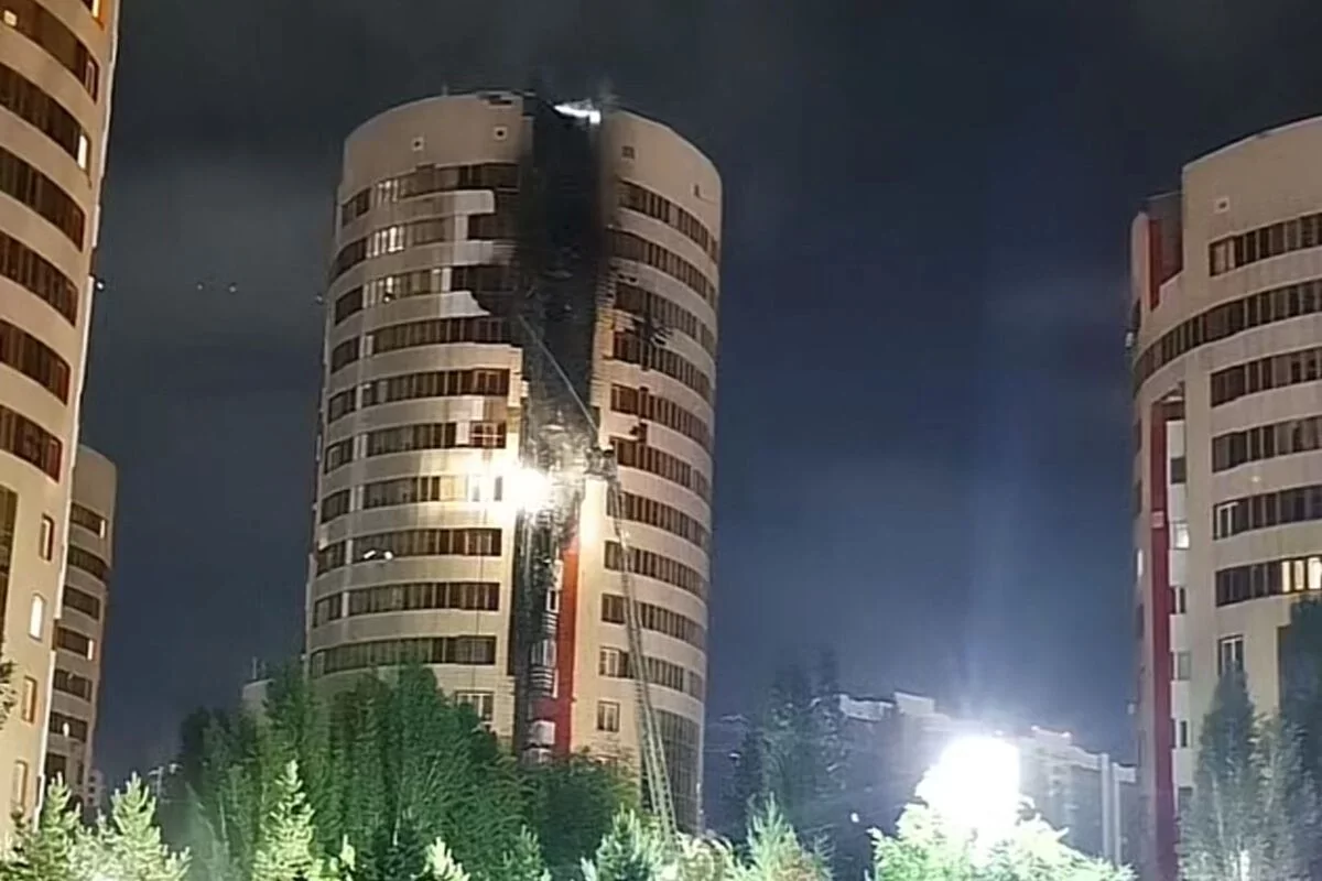 В Астане загорелся фасад жилого комплекса «Семь бочек»