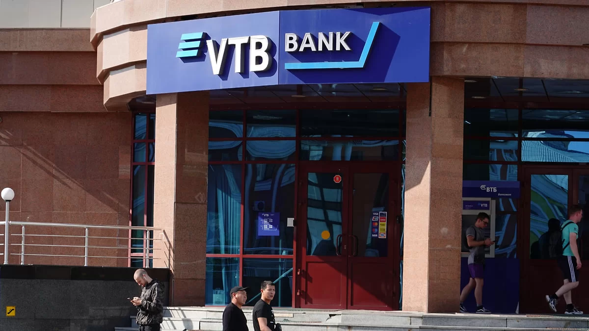 Банк ВТБ временно замораживает переводы