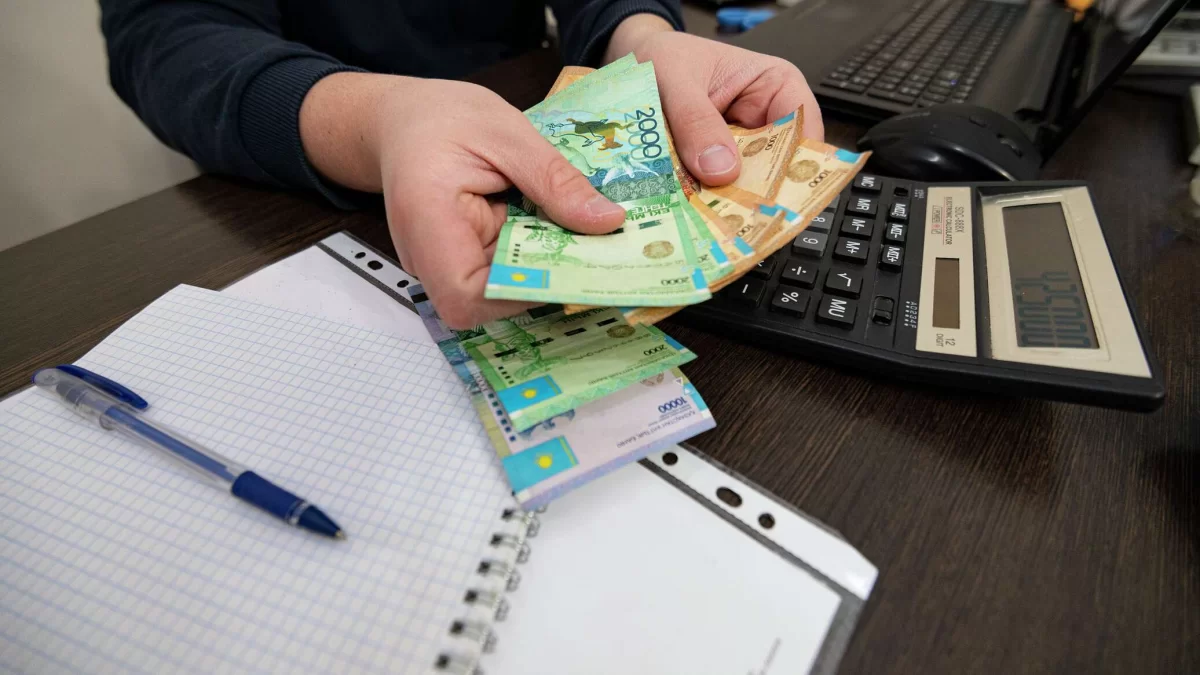 Некоторым казахстанцам простят кредиты и долги