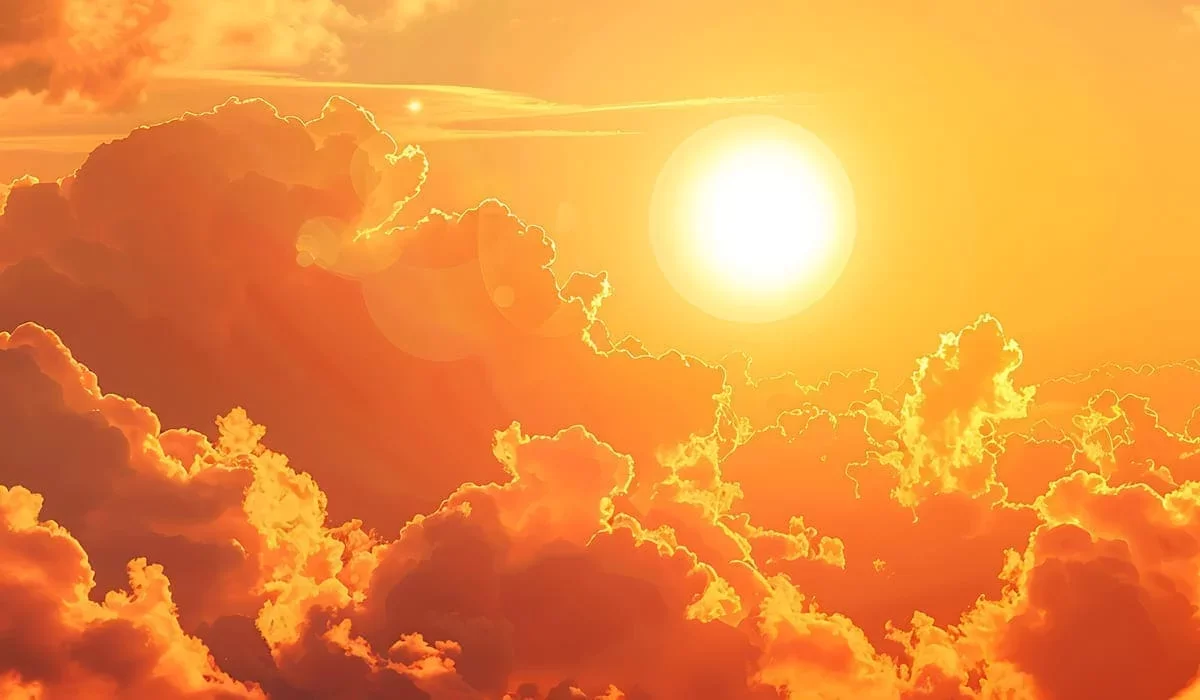 Казахстан охватит жара до 42°С, грозы и бури