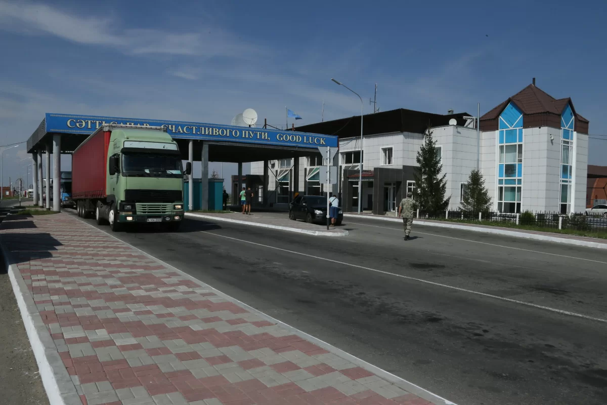 Без ruID и OR-кода: казахстанцам не запретят въезд в Россию
