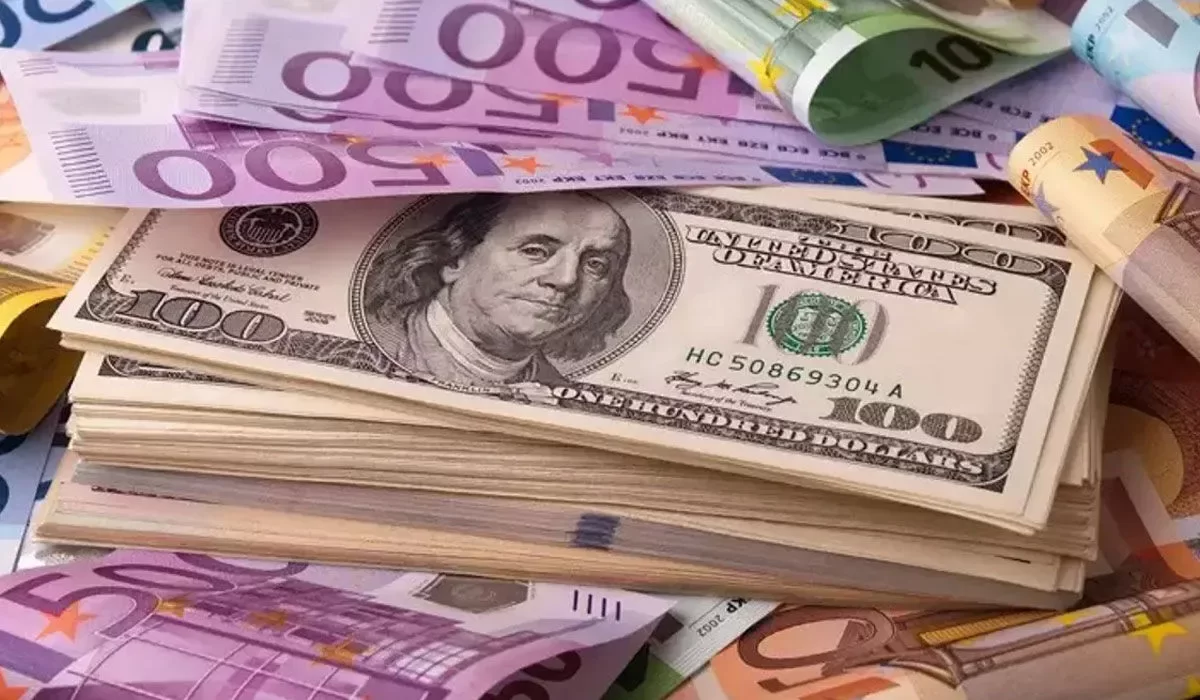 Евро давит на тенге сильнее, чем доллар: сразу +9 ₸ за ночь