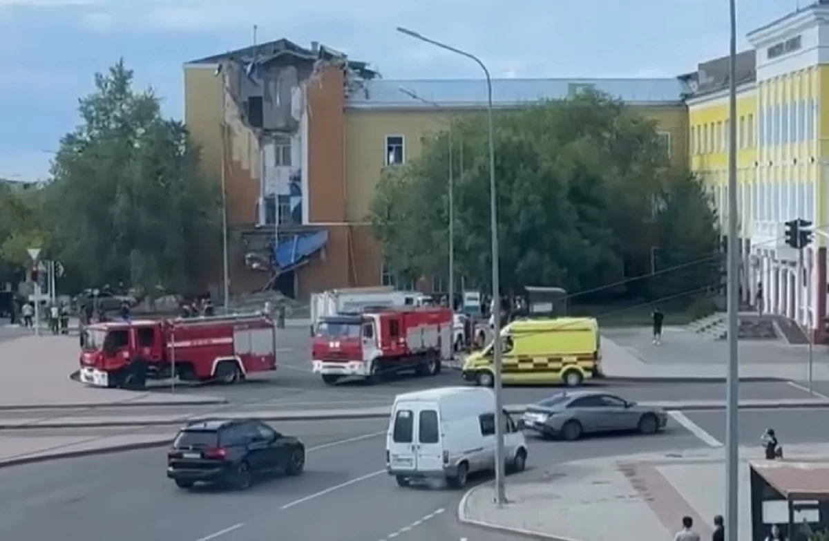 Здание с людьми внутри обрушилось в Караганде: момент попал на видео