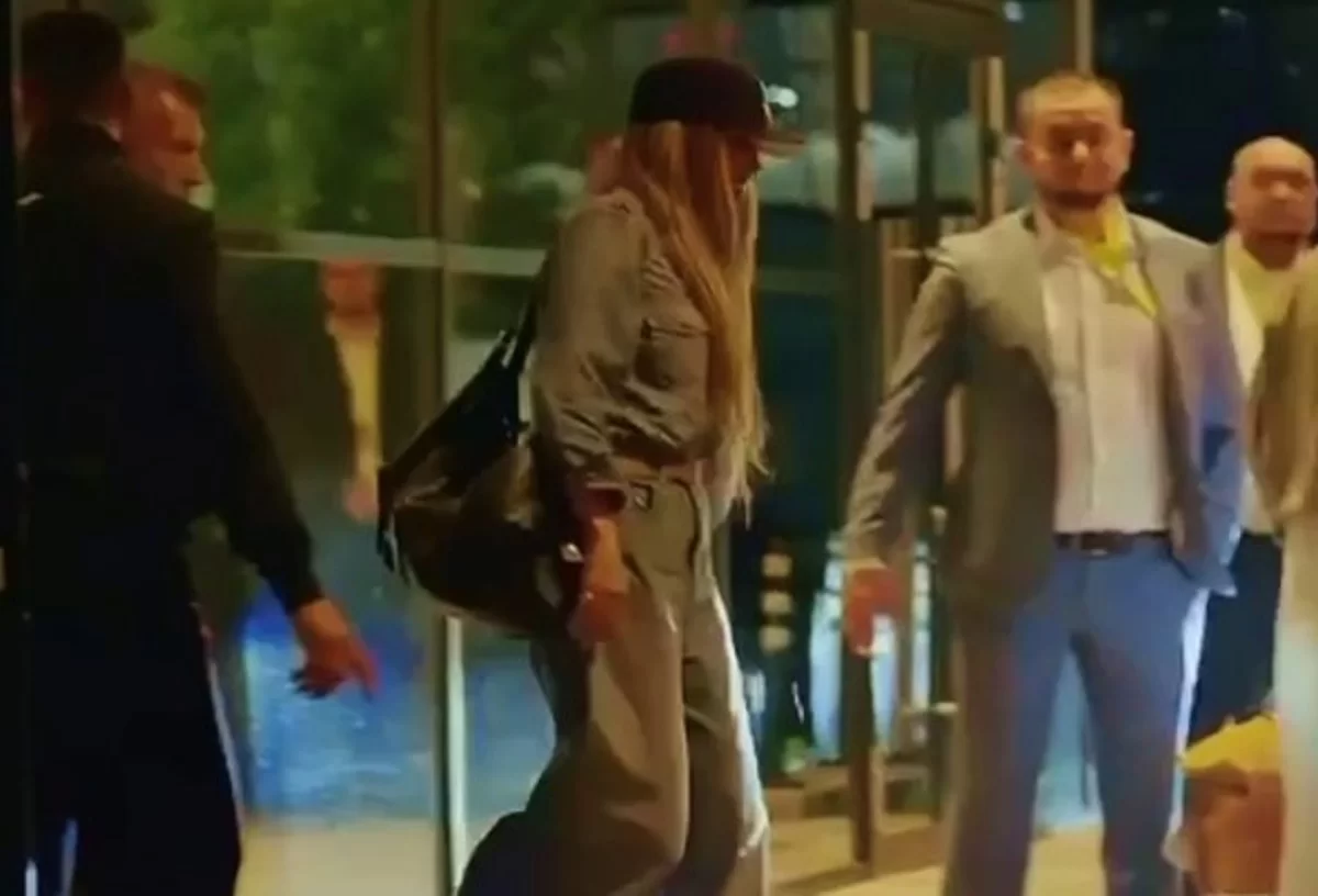 Дженнифер Лопес прилетела в Астану - видео из аэропорта