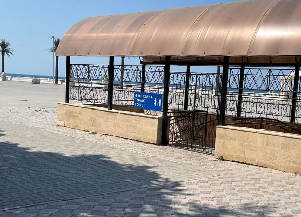 "Гостиницу" устроили из общественного туалета на набережной в Актау