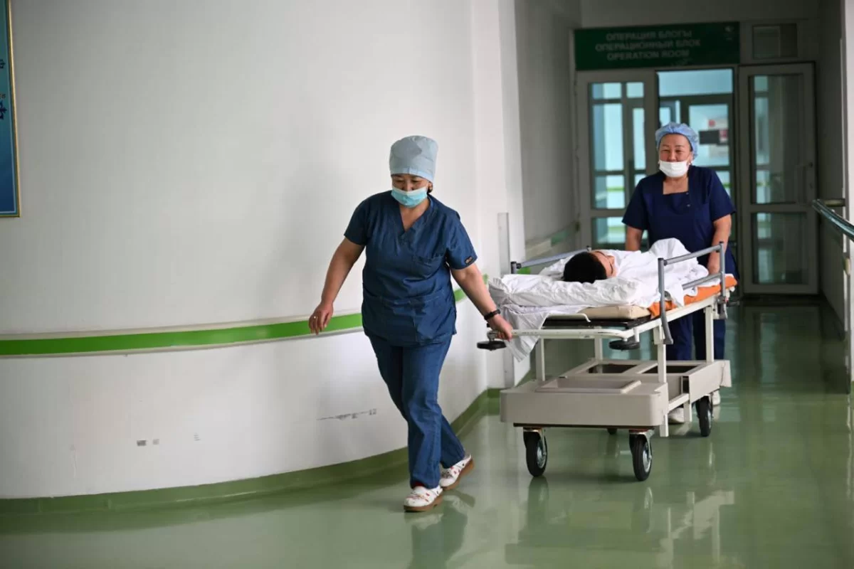 Еще на одного медика напали в Казахстане