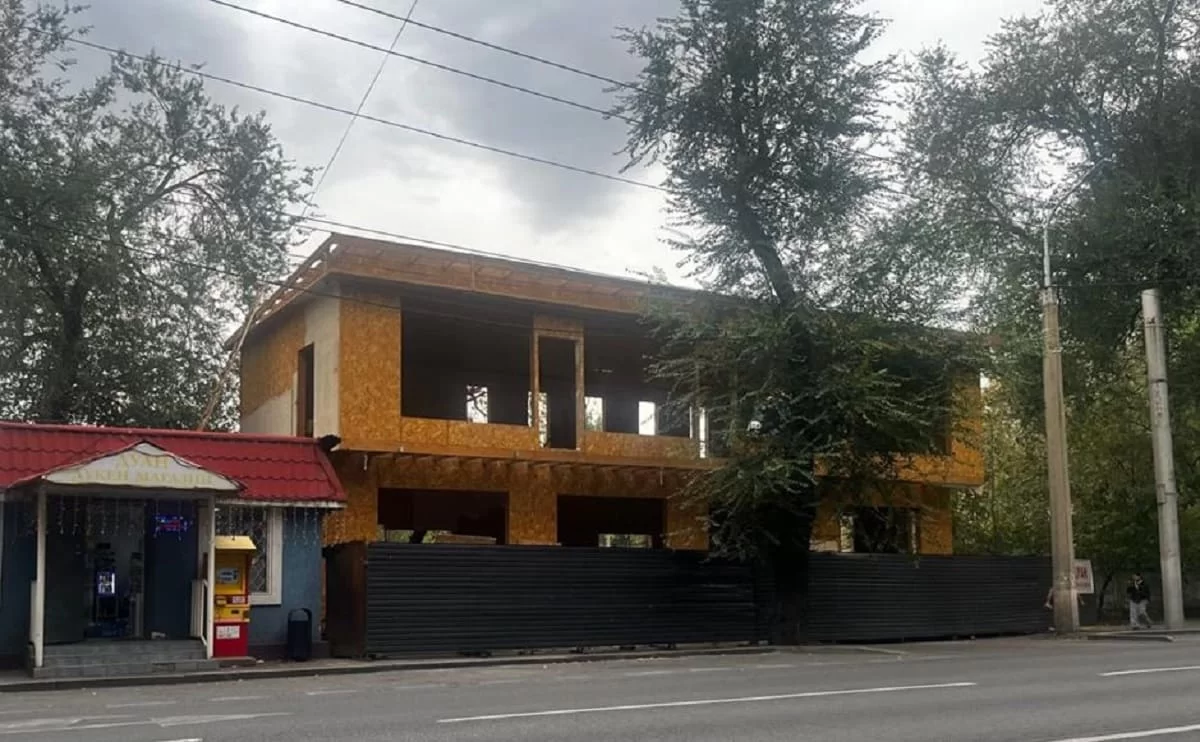 Алматинца заставили снести двухэтажное здание в центре города