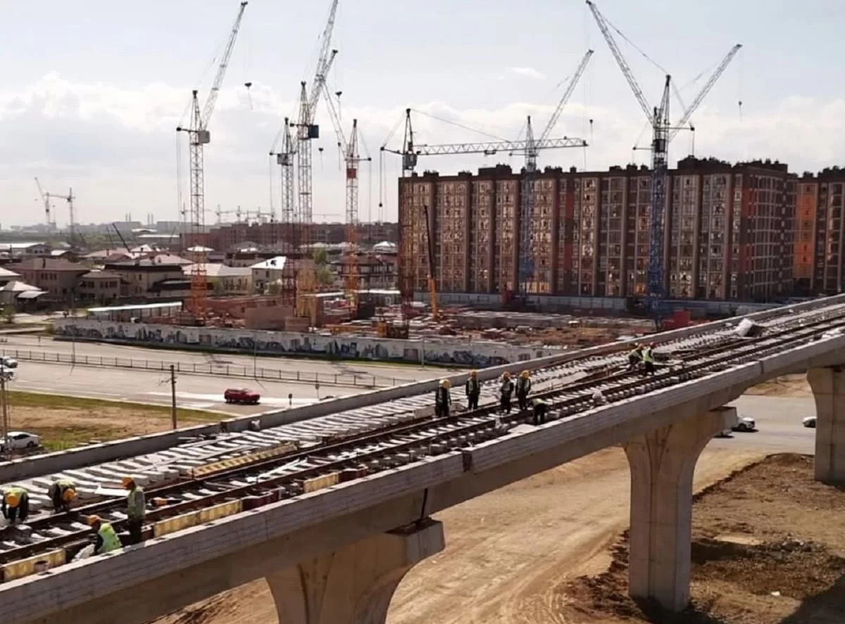 Автомобили испортили во время покраски LRT: как решили вопрос