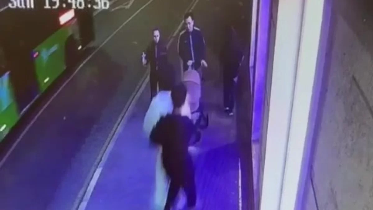 В Алматы подростки на самокате врезались в коляску с младенцем (видео)