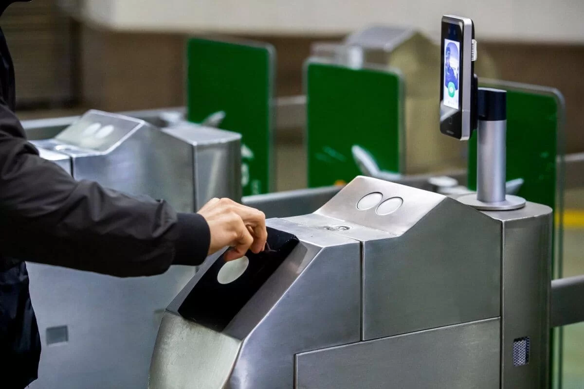 От QR до «Онай»: алматинцы будут платить за метро и автобусы через Super App
