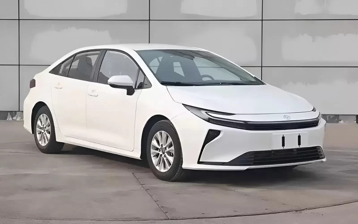 Toyota Corolla 2025: что изменилось в легендарном седане