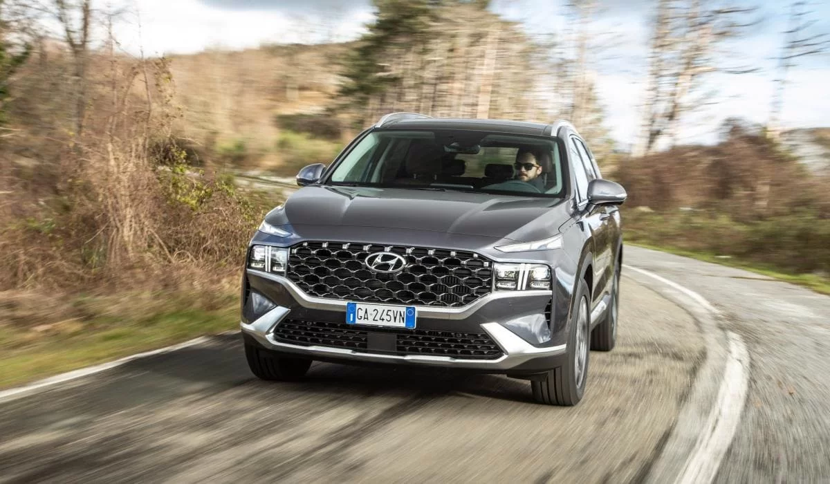 Hyundai признала ошибки: Santa Fe избавится от «гантелей» и получит новый интерьер