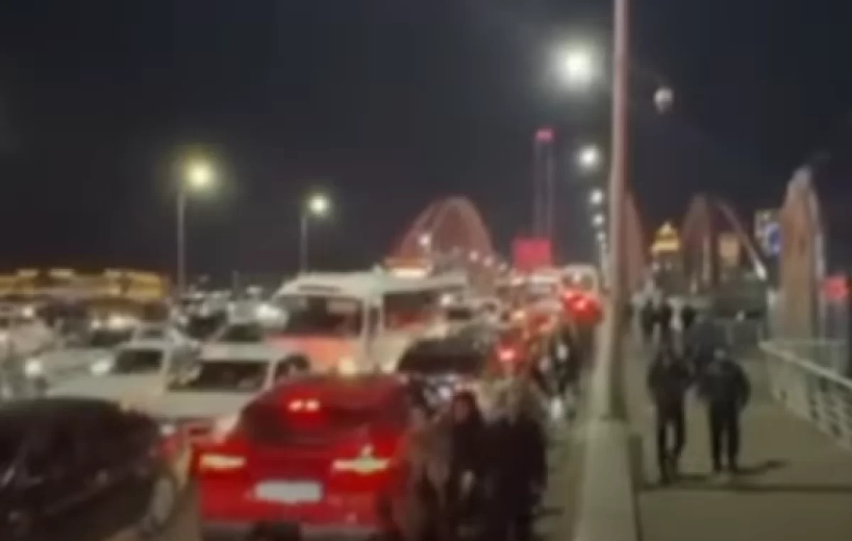 В Астане встали автобусы — люди идут пешком через мост Арыс