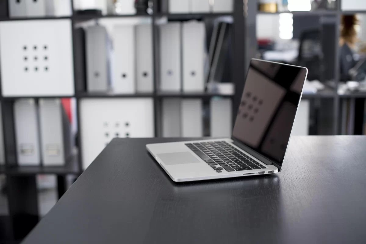 Новый MacBook Pro продается без зарядного устройства