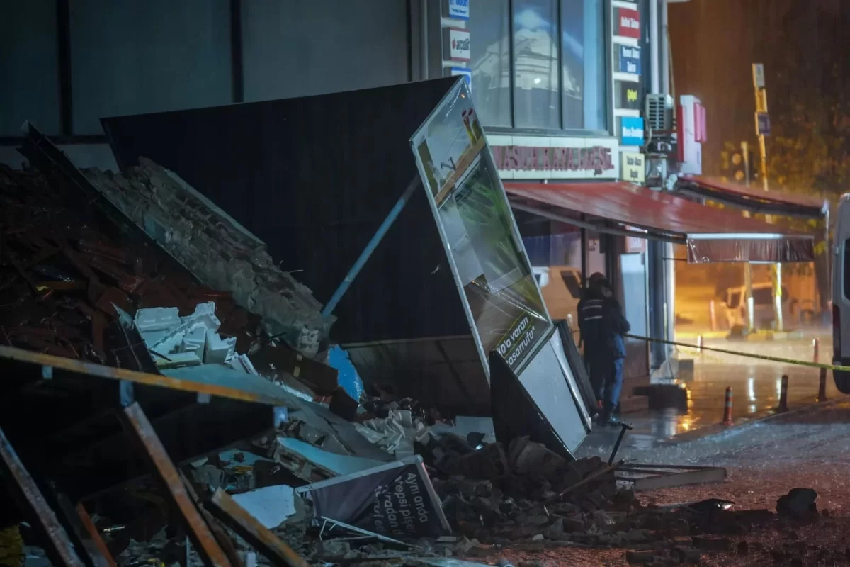 Землетрясение в Турции: обрушились здания, есть пострадавшие