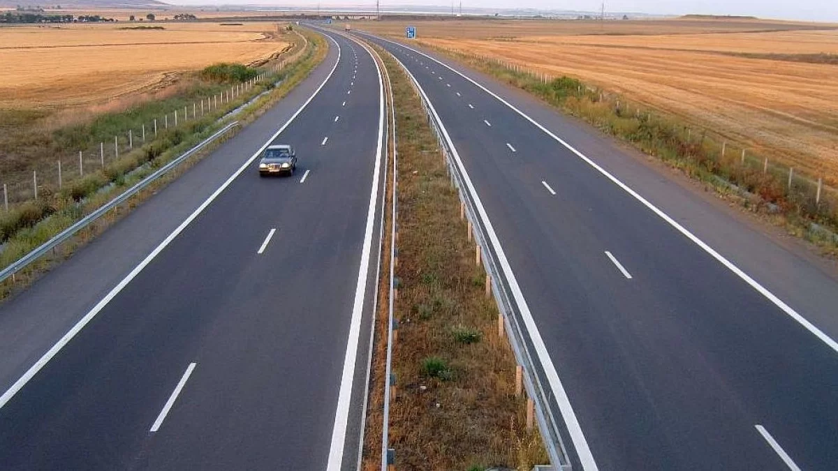 На двух трассах Казахстана начали штрафовать за среднюю скорость