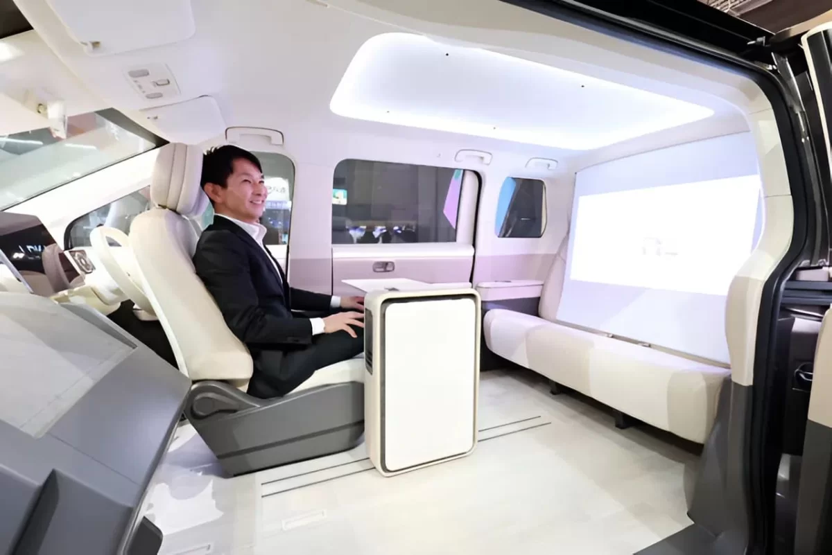 Японцы создали электрокар, превращающийся в умный дом на колесах