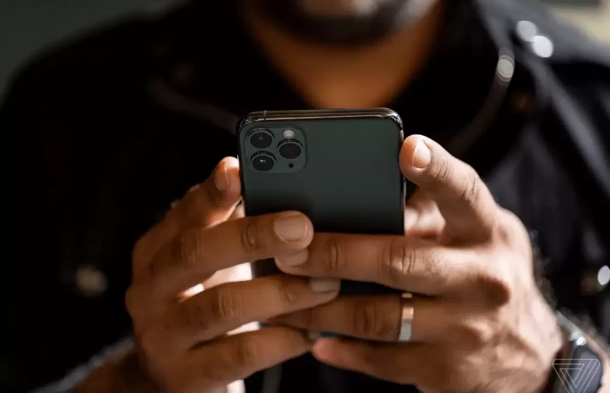 Депутат из Караганды зарабатывает миллиарды на регистрации смартфонов - СМИ