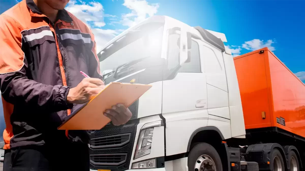 Хаос на границе с Россией: фуры стоят неделями, посредники зарабатывают миллионы