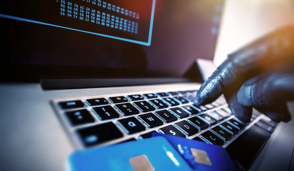 Положил 100 долларов, потерял миллионы: как казахстанцы теряют деньги