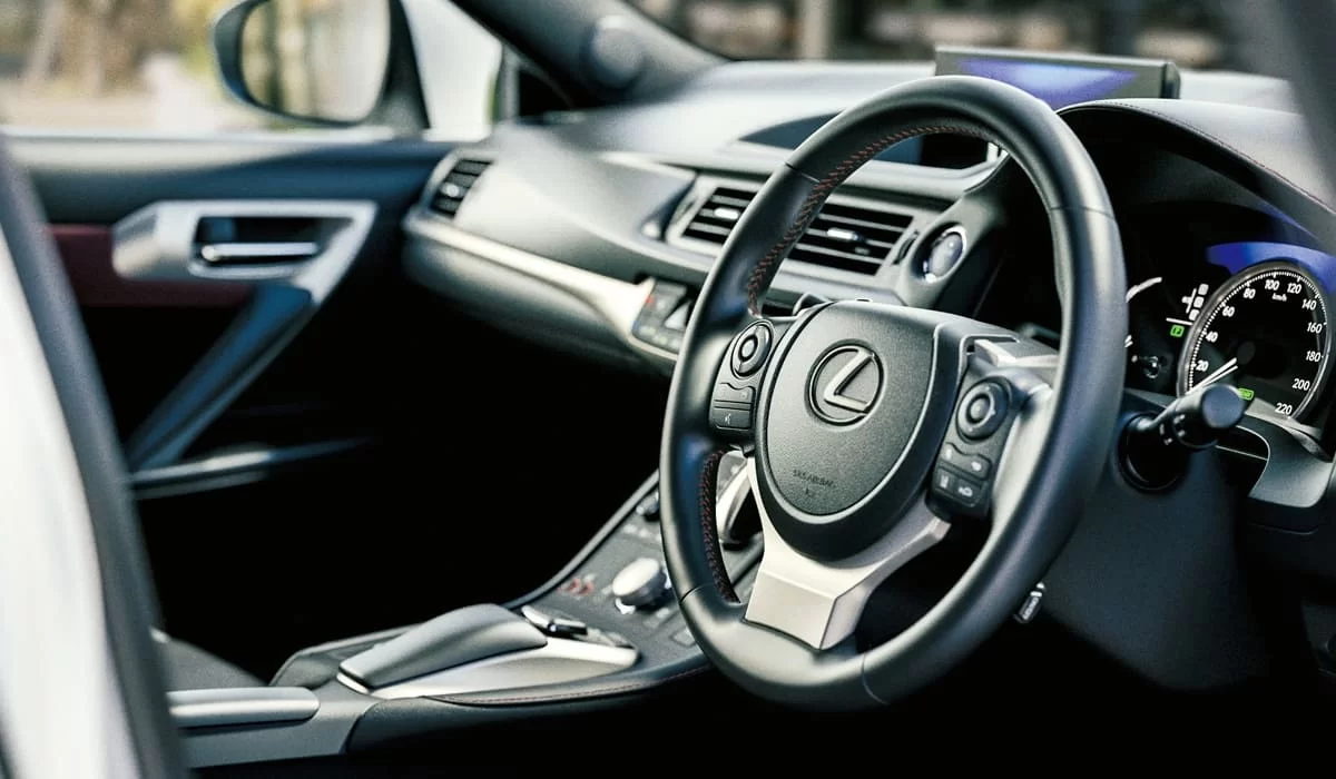 В России запретили ввоз праворульных и гибридных авто