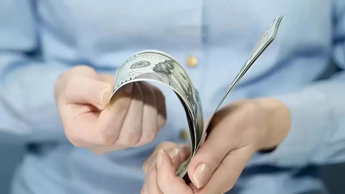 Курс рухнул к 500 тенге: стоит ли покупать доллар сейчас