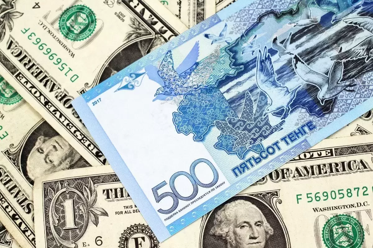 Казахстанцам объяснили, в какие дни выгоднее всего менять валюту