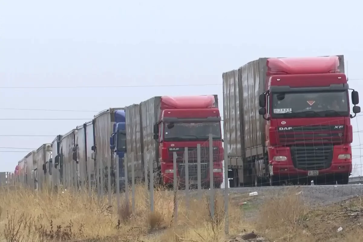 Товар портится, клиенты уходят: фуры застряли на посту «Казыгурт»