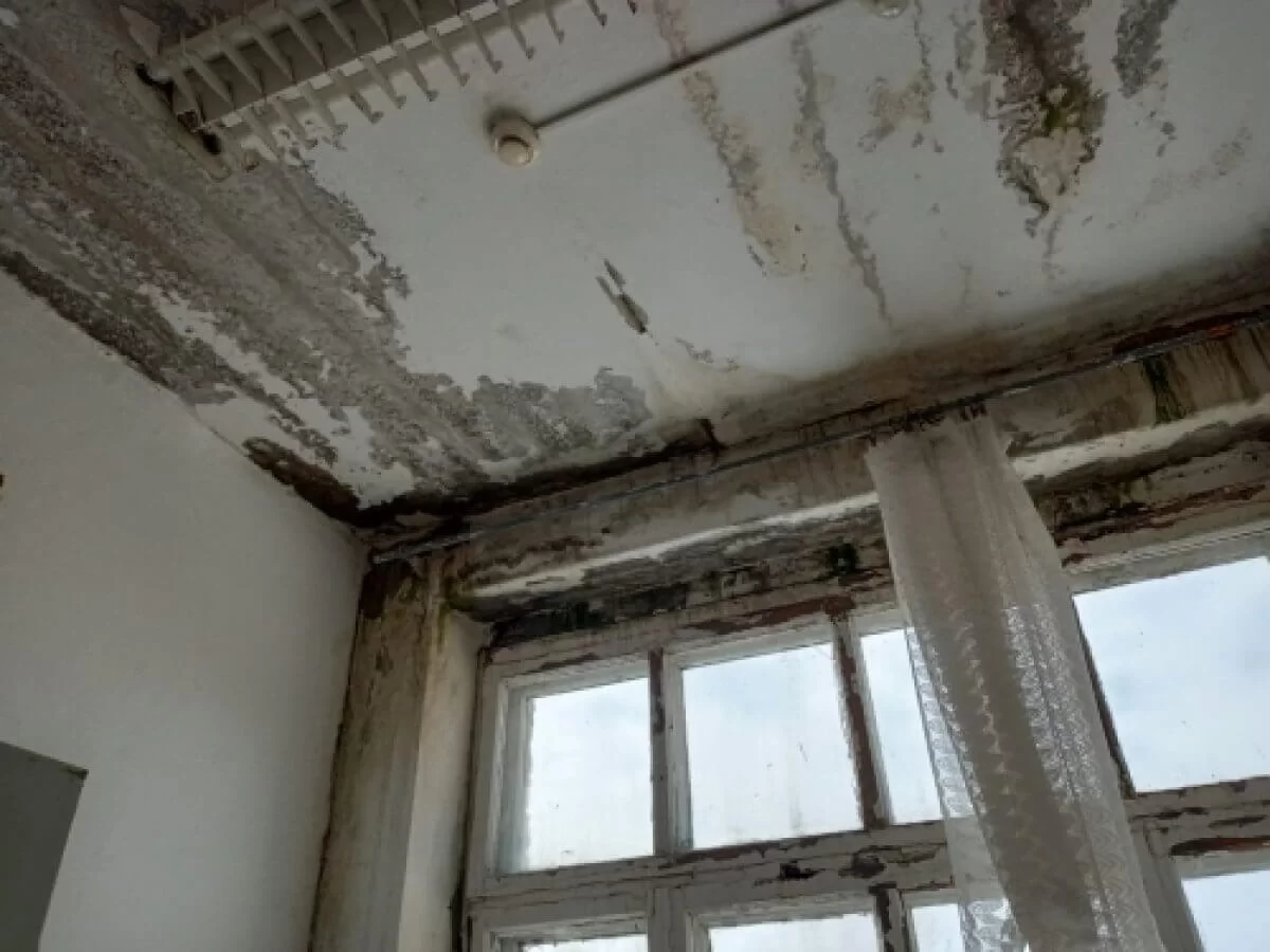 Компенсации ждут полгода: в Актобе шесть семей вынуждены зимовать в аварийном доме