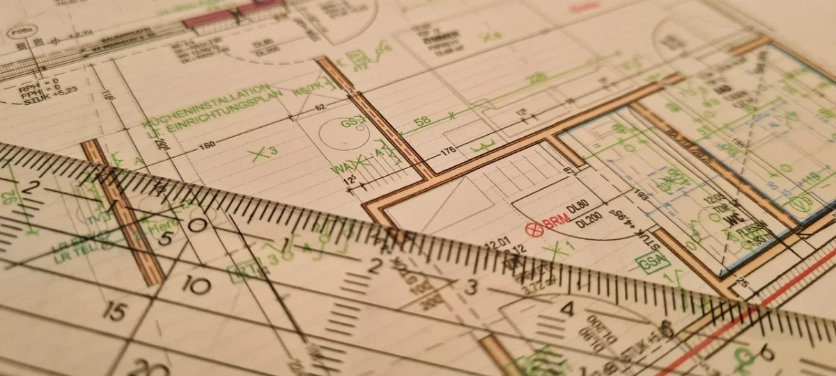 Соседка увеличила квартиру вдвое за счёт подъезда — чем это может обернуться