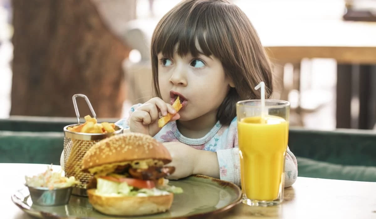 Кафе требует депозит за родителя ребенка: законно ли это