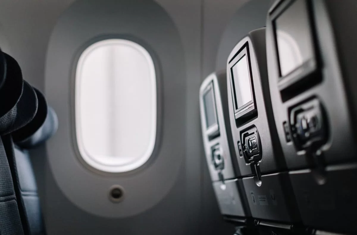 «Больше суток без вылета»: пассажиры FlyArystan застряли в аэропорту Актобе