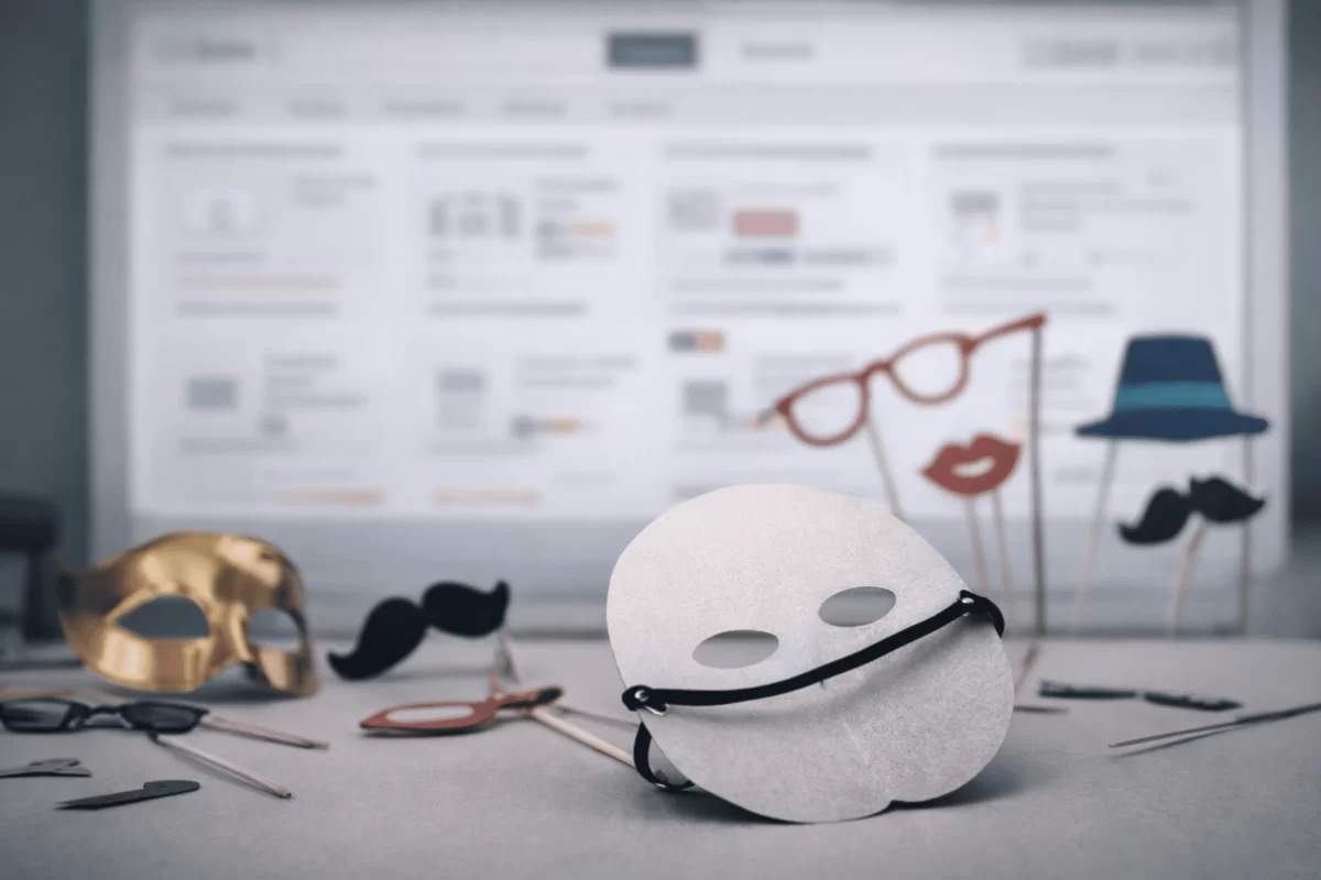 В Kaspi Магазине исчезла маска с изображением Токаева