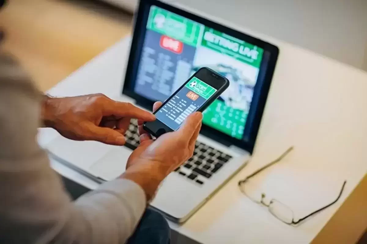 Директор школы занял деньги у учителей и проиграл их на ставках