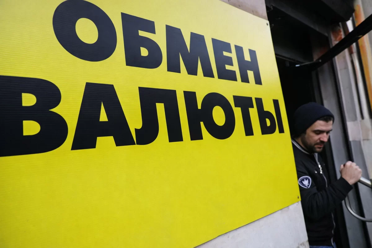 Казахстанцам станет сложнее менять валюту в Кыргызстане