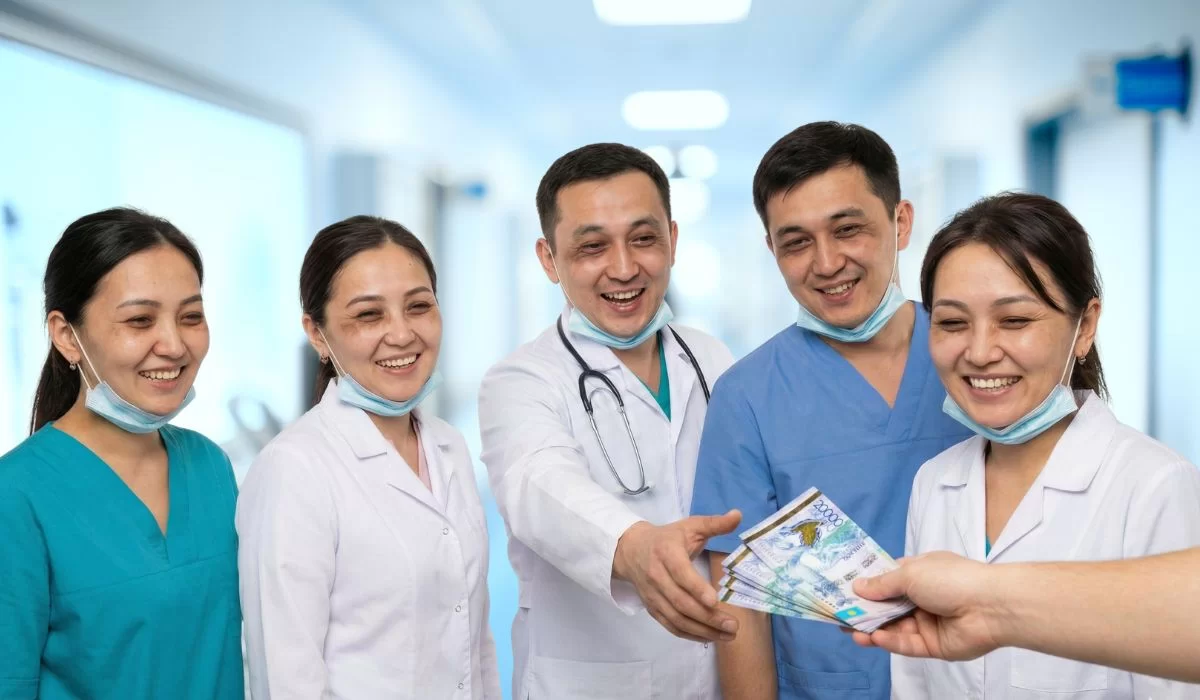 Зарплаты медикам поднимут в Казахстане: кто получит больше