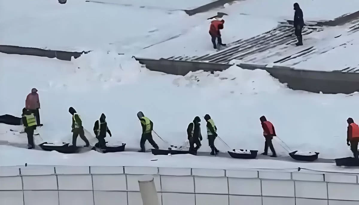 «Бурлаки на Меге»: в Астане рабочие вывозят снег на детских санках (ВИДЕО)