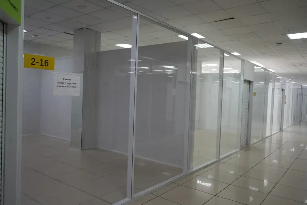 В одном из городов Казахстана массово закрываются магазины и бутики