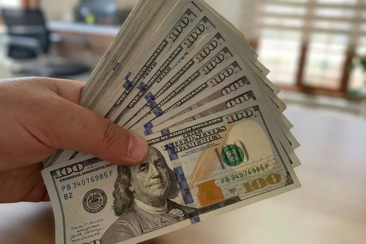 Тенге ослабнет? Куда реально вложить валюту и заработать