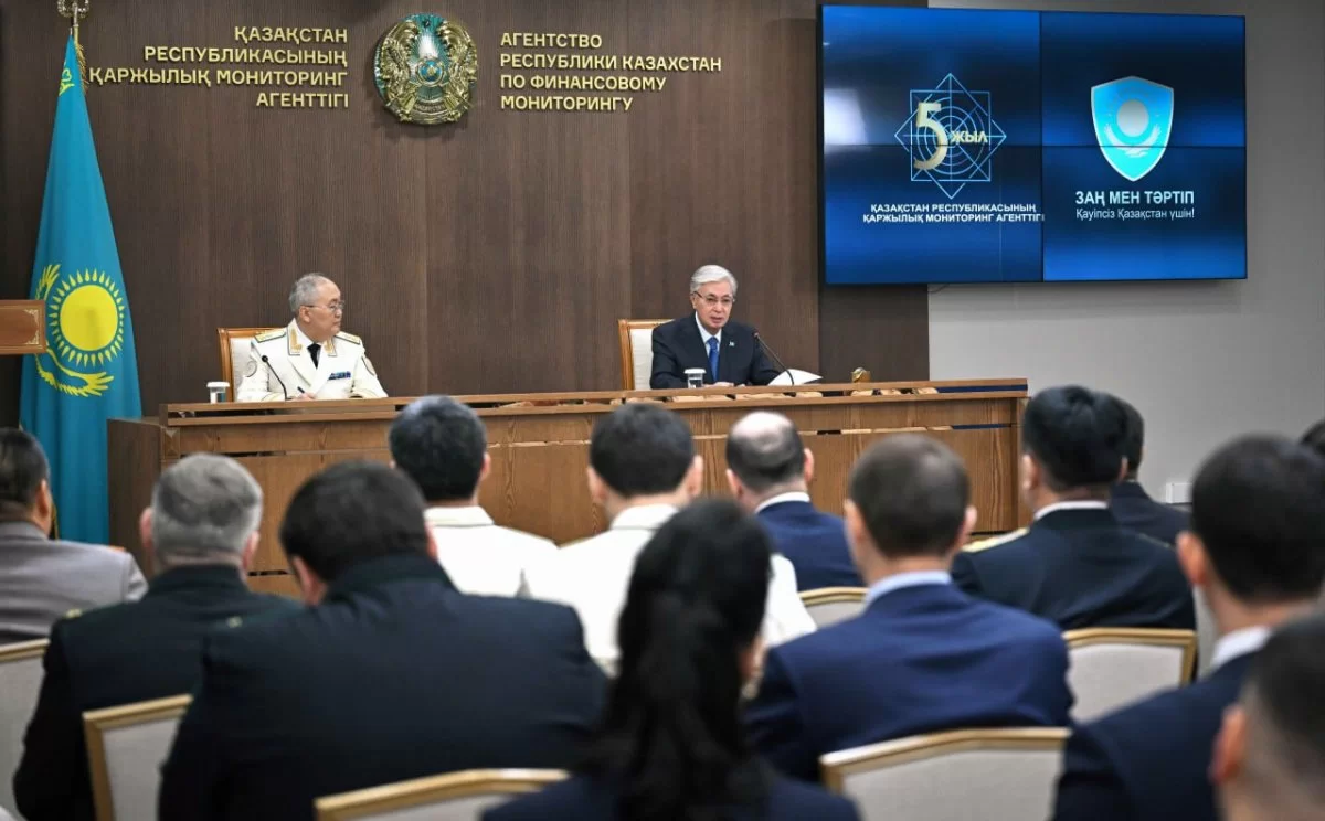 «Безграмотный и алчный — не патриот»: Токаев обратился к финразведке