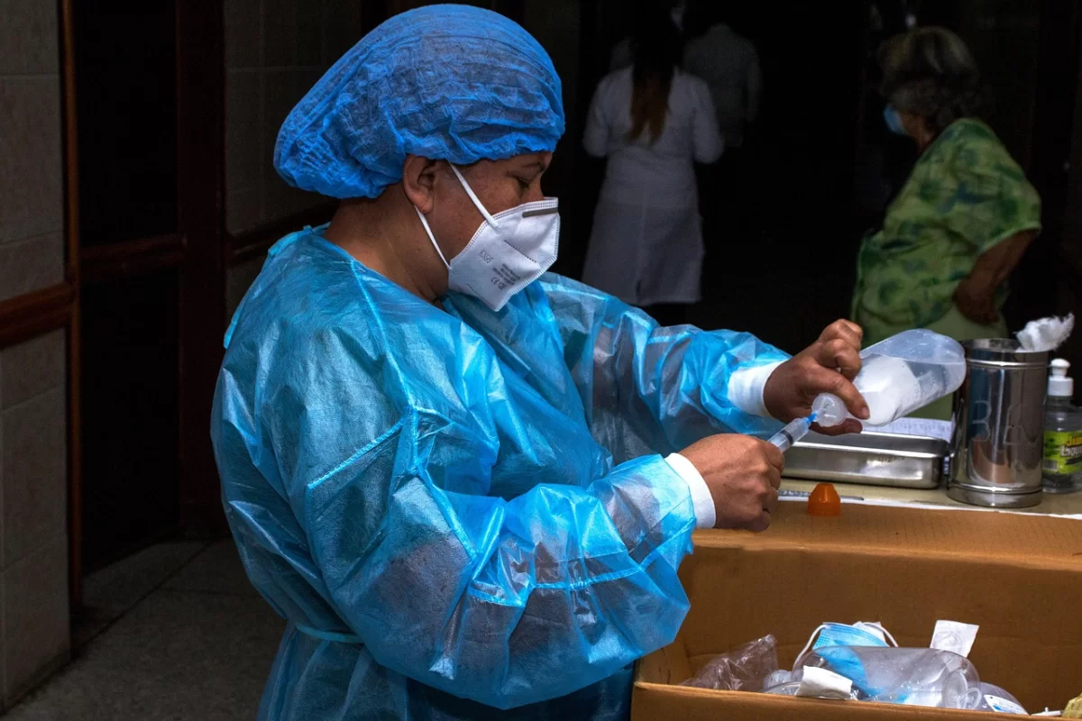 Смертельный вирус Нипах: казахстанцев предупредили об угрозе поездок в Азию