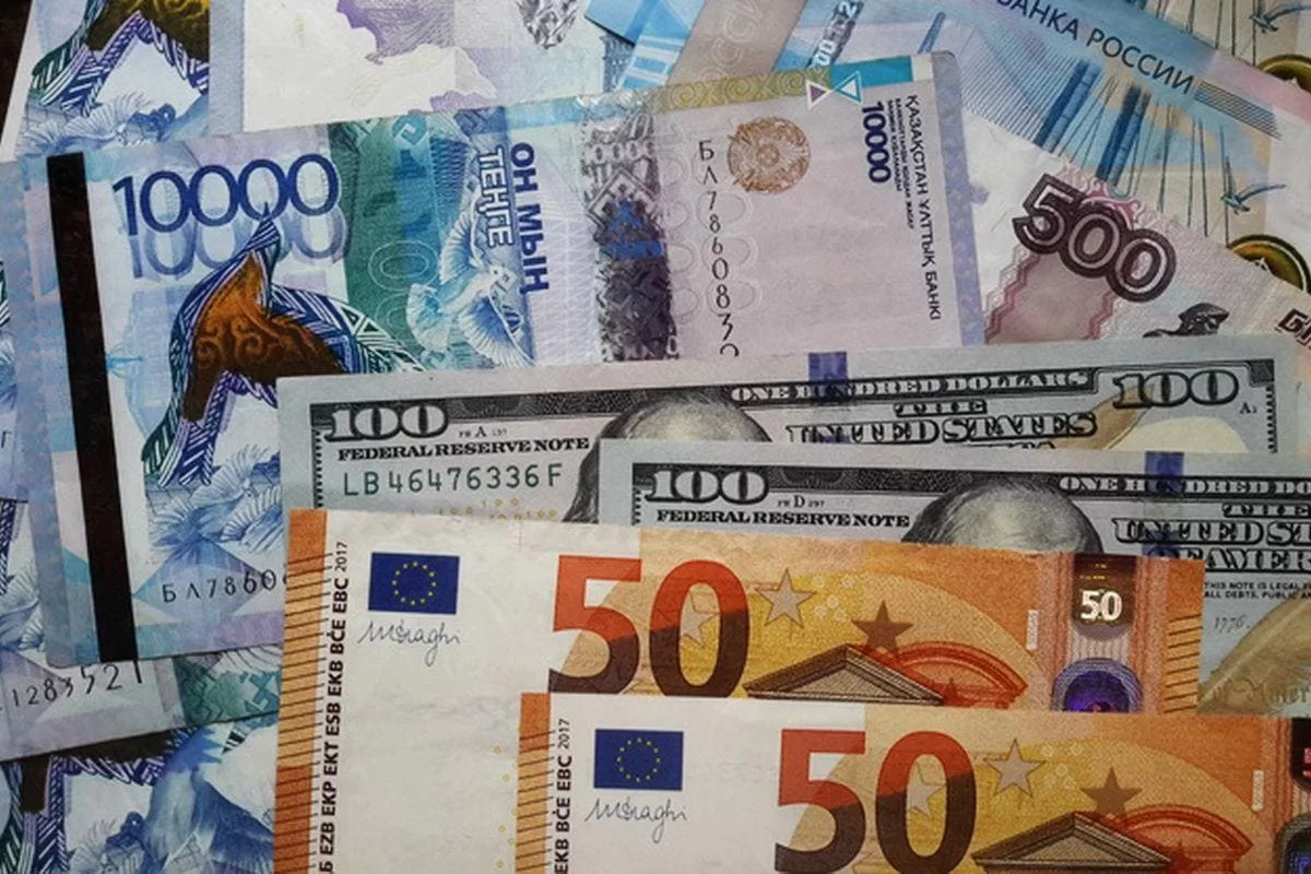 Курсы валют на 10 февраля: сколько стоят доллар, евро и рубль в РК