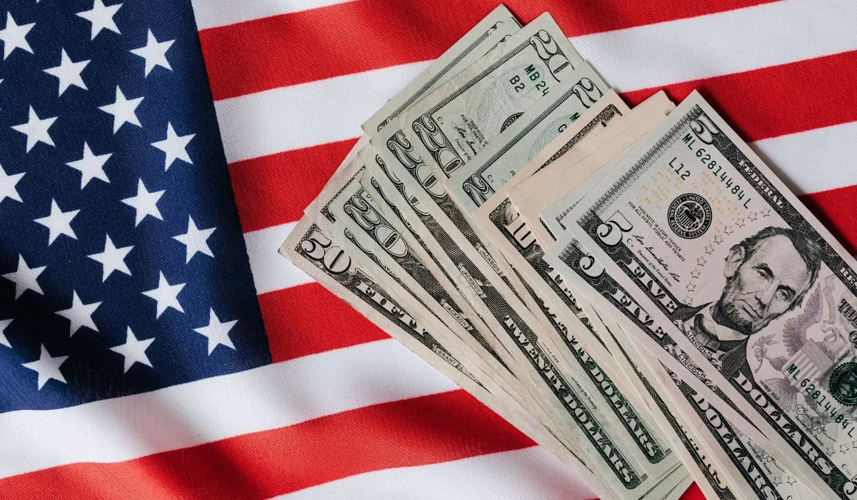 Тенге снова слабеет: доллар приблизился к 500