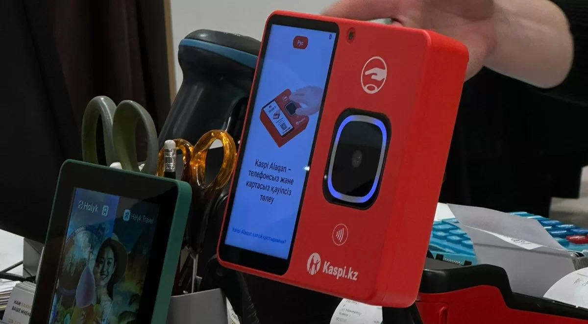 Kaspi массово устанавливает Alaqan в магазинах Астаны